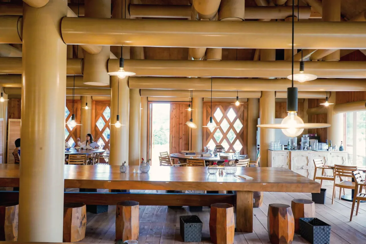 โครงสร้างท่อกระดาษและไม้ ฝีมือ Shigeru Ban