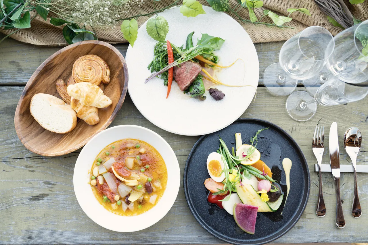 Farm-to-Table ซุปผัก สลัด ขนมปังอบใหม่ และวัตถุดิบจากเกาะ