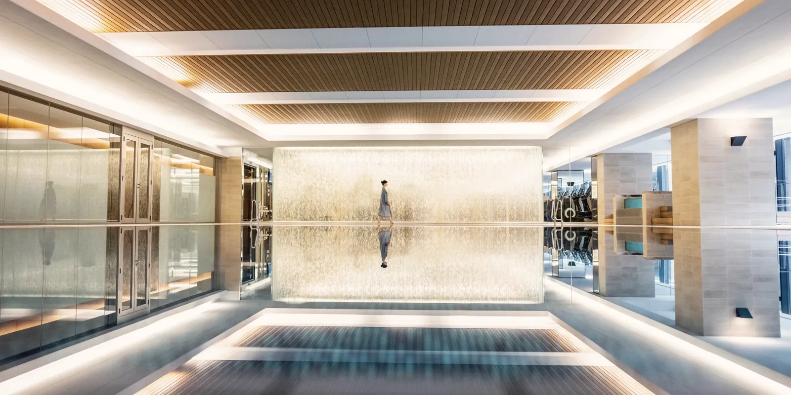 สระว่ายน้ำในร่มของ MEGURI SPA & WELLNESS