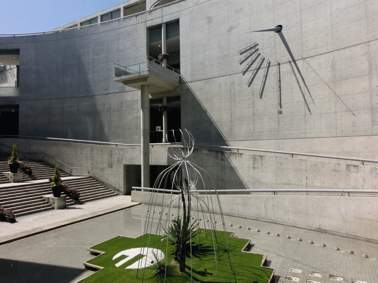 คอนกรีตเปลือย แสง และเงา ลายเซ็นของ Tadao Ando
