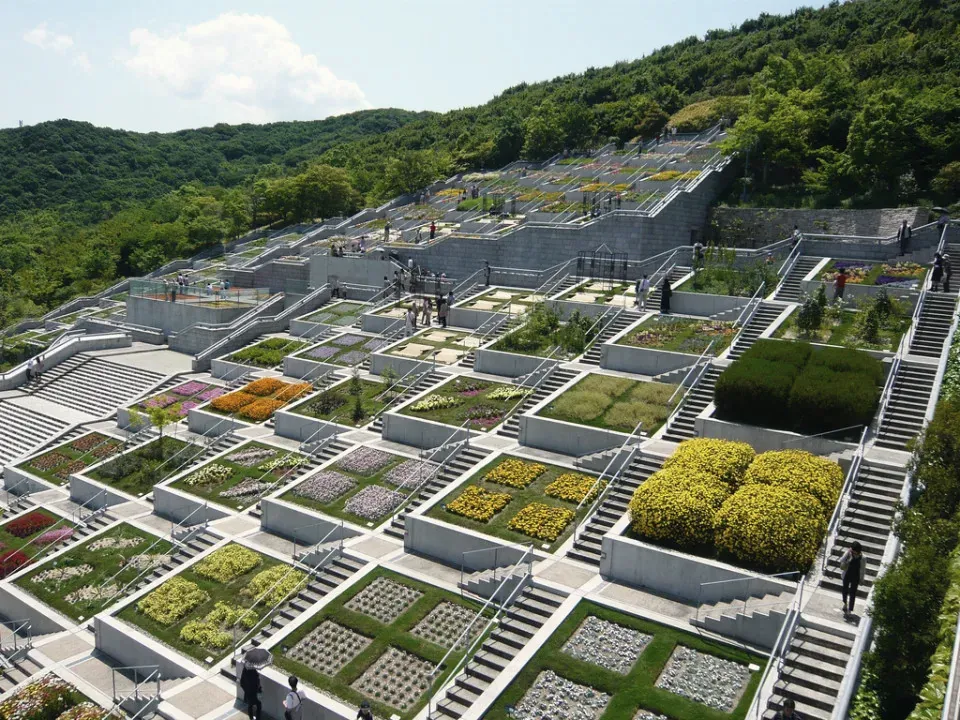 Hyakudan-en สวนดอกไม้ไล่ระดับตามไหล่เขา ผลงานของ Tadao Ando