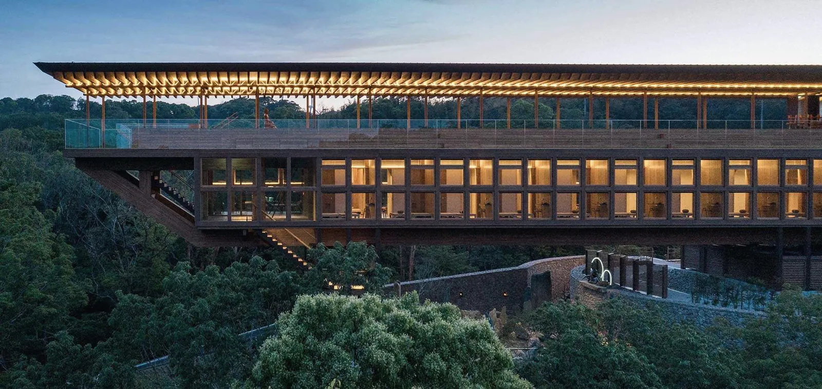 Zenbo Seinei ยามโพล้เพล้ อาคารไม้ของ Shigeru Ban ที่ยื่นออกไปเหนือแนวป่า